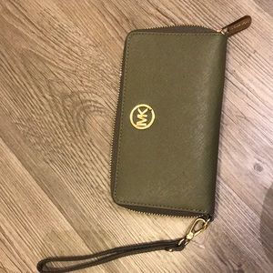 NEW Olive Michael Kors wallet